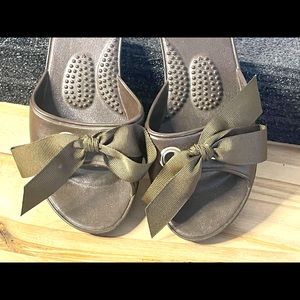 Oka B Ribbon slides, plastic machine washable, lightweight, massage insoles